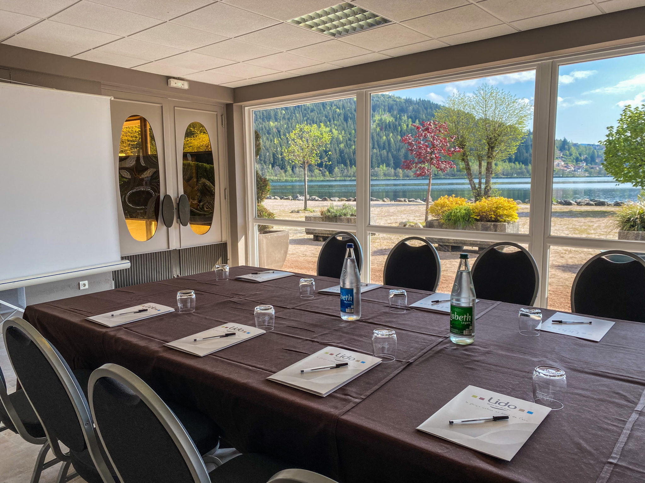 SALLE DE SÉMINAIRE AU BORD DU LAC DE GERARDMER